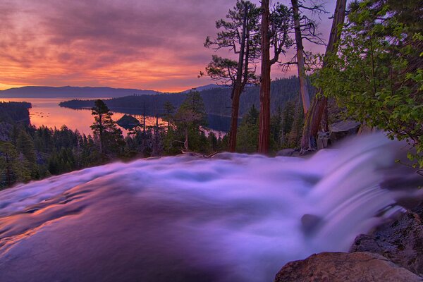 Landschaft Natur Wasserfall bei Sonnenuntergang