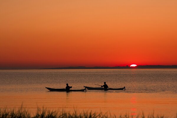 Boote auf Sonnenuntergang Hintergrund, Schilf