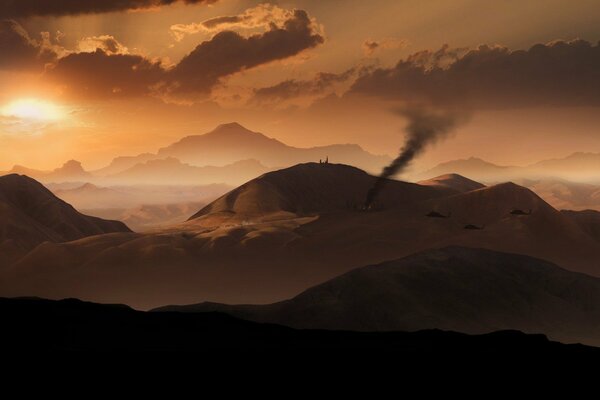 Sonnenuntergang in der Wüste. Im Hintergrund ein Hurrikan