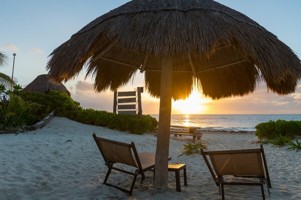 Tropisches Paradies am Meer und Sonnenuntergang