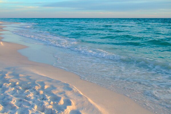 Meereslandschaft Wellen im Sand