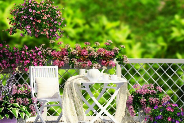 Tisch mit Morgentee auf der Veranda