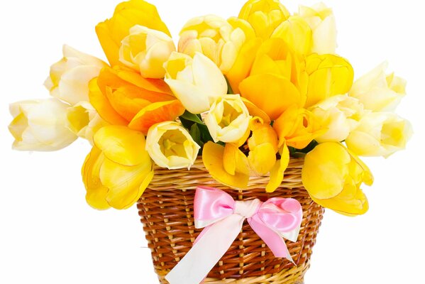 Korb mit einem Strauß gelber Tulpen