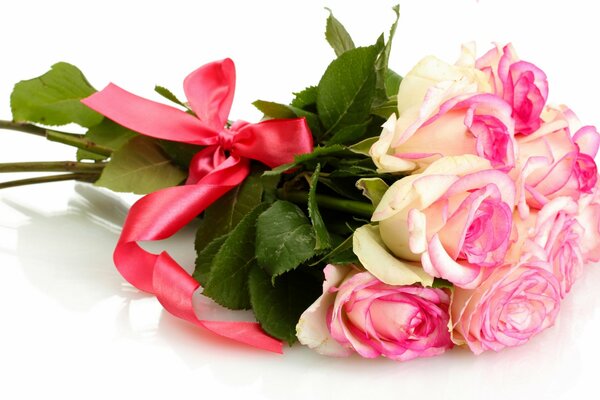 Blumenstrauß aus weißen Rosen, mit einem rosa Band umhüllt