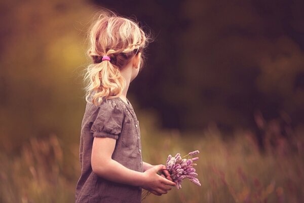 Foto eines Mädchens mit Blumen mitten im Wald