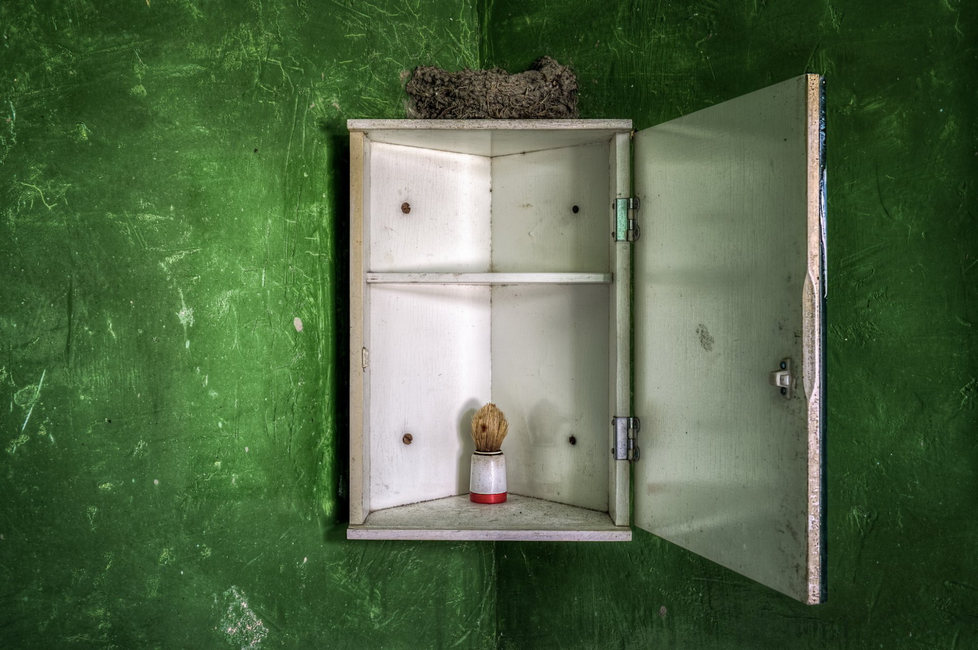 schrank pinsel minimalismus