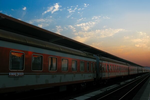 Zug auf der Eisenbahn auf Himmelshintergrund