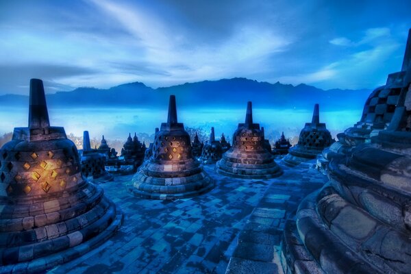 Skurrile Bauten im blauen Nebel