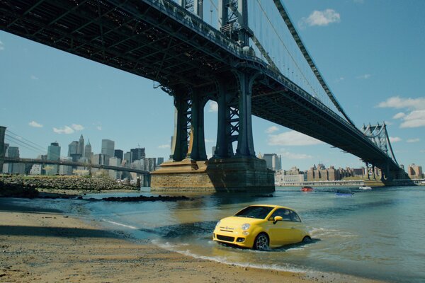 Das Auto unter der Brücke kommt aus dem Wasser