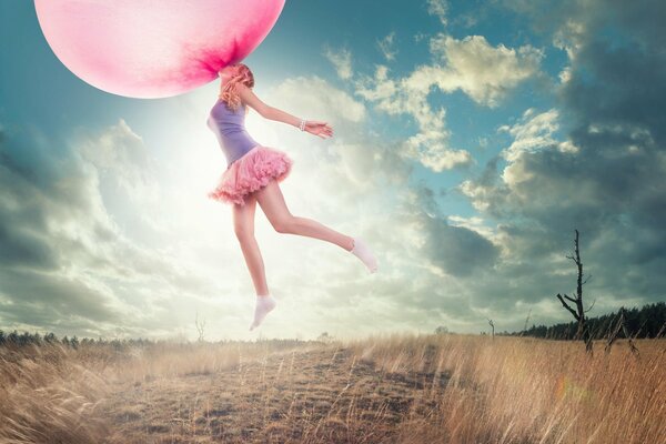 Mädchen hebt auf einem Kaugummi-Ball ab