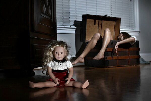 Ein müdes Mädchen schläft in einer Spielzeugkiste