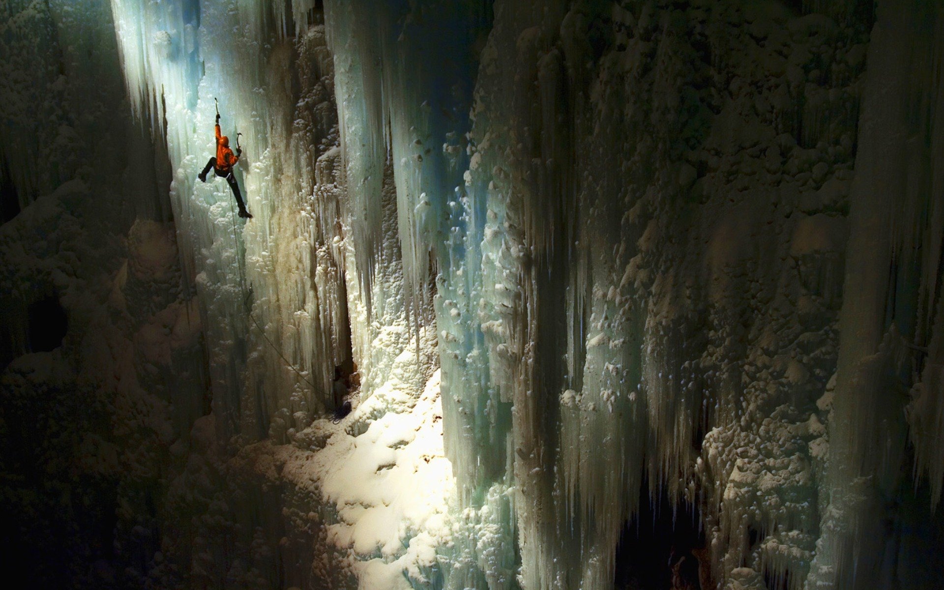 höhle wände eis höhe bergsteiger licht strahlen oberfläche ziel situation