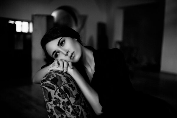 Schwarz-Weiß-Porträt eines traurigen Mädchens