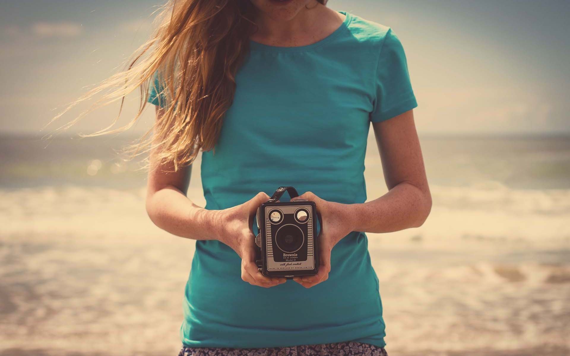 stimmung mädchen dunkle haare natur strand sand hände kamera kamera hintergrund. desktop-hintergründe hintergrundbilder