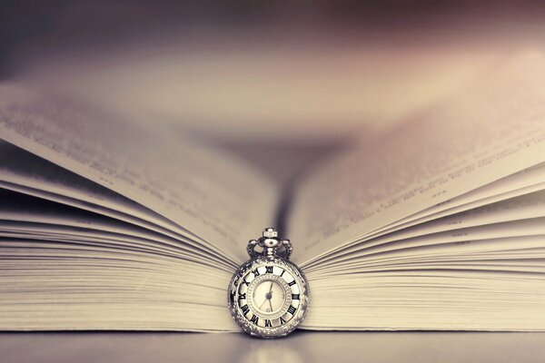 Uhr - Lesezeichen zum Lesen eines Buches