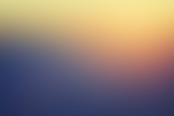 Schöner gelbblauer Sonnenuntergang