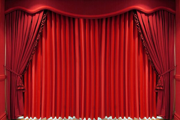 Szene mit einem heruntergelassenen roten Vorhang im Lagerhaus