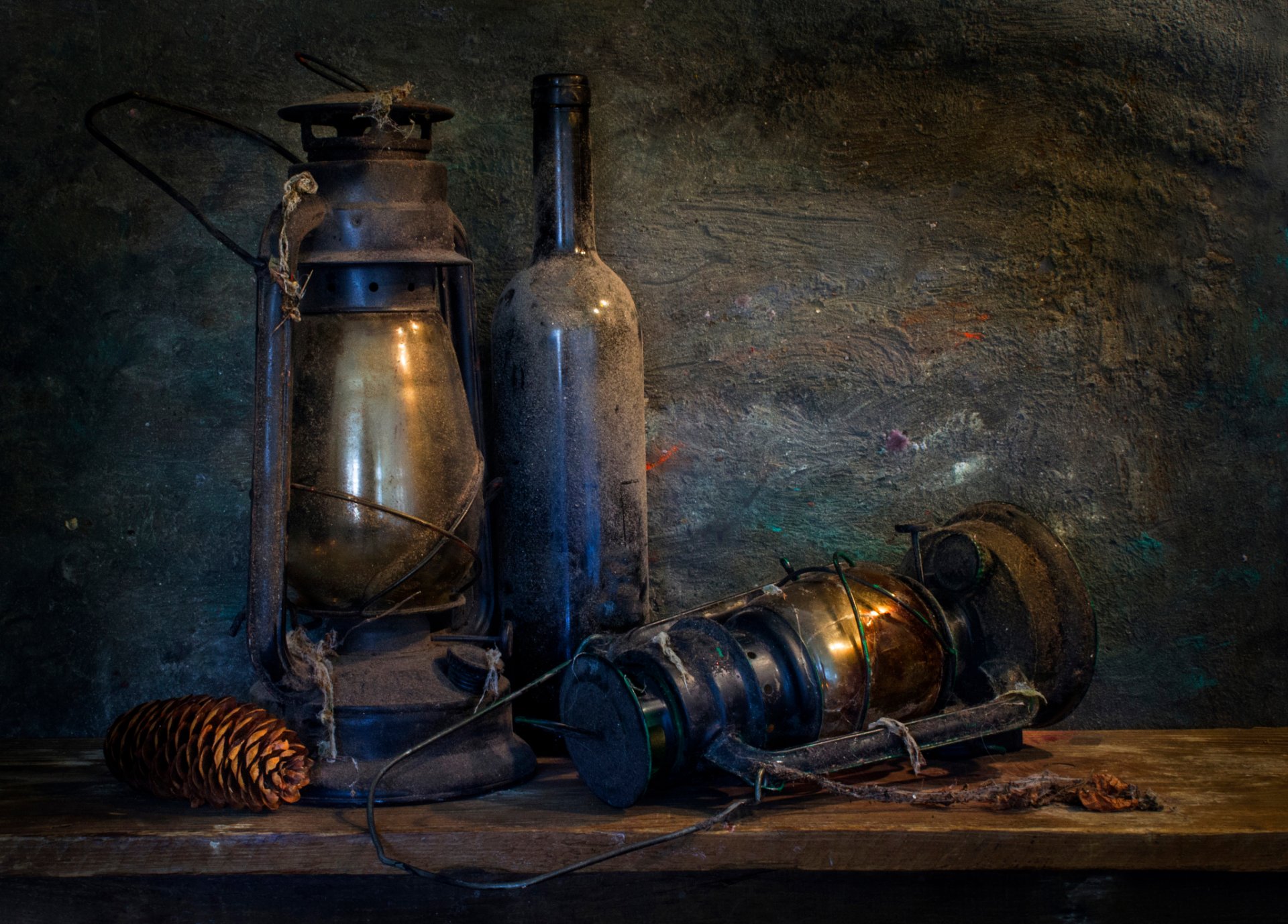 jahre vergingen lampen flaschen tannenzapfen jahrhundertstaub