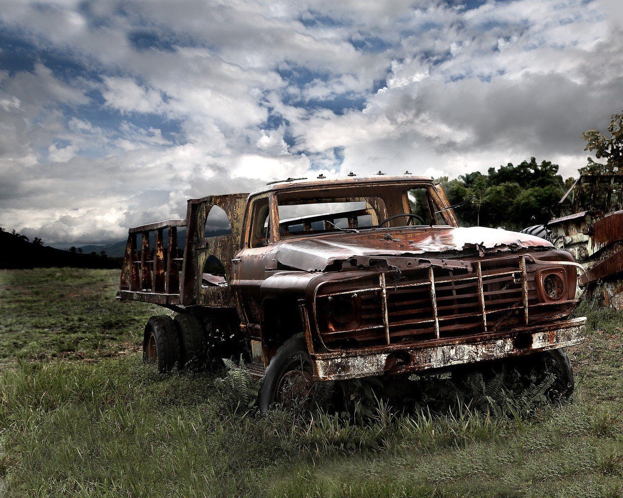 traurigkeit alter autos lastwagen