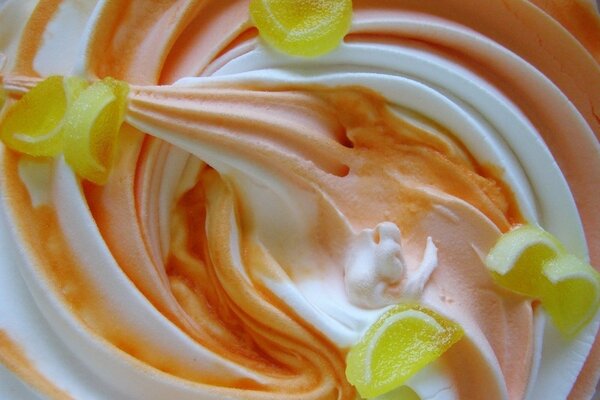 Regenbogeneis mit Marmelade