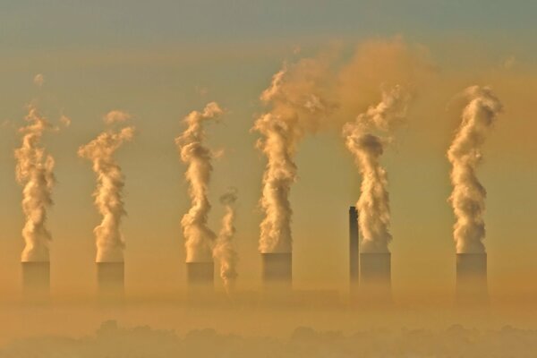 Smog durch industrielle Verschmutzung. Schockierendes Foto