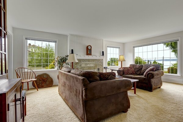 Modernes Wohnzimmer mit großen Fenstern