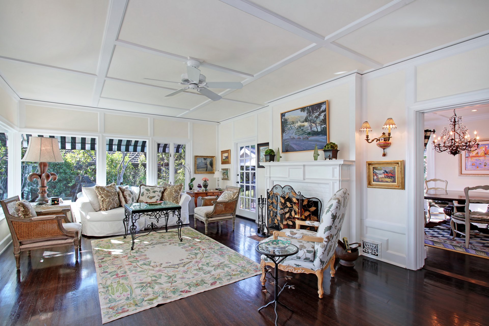 innenraum wohnzimmer design sofa sessel teppich kamin foto