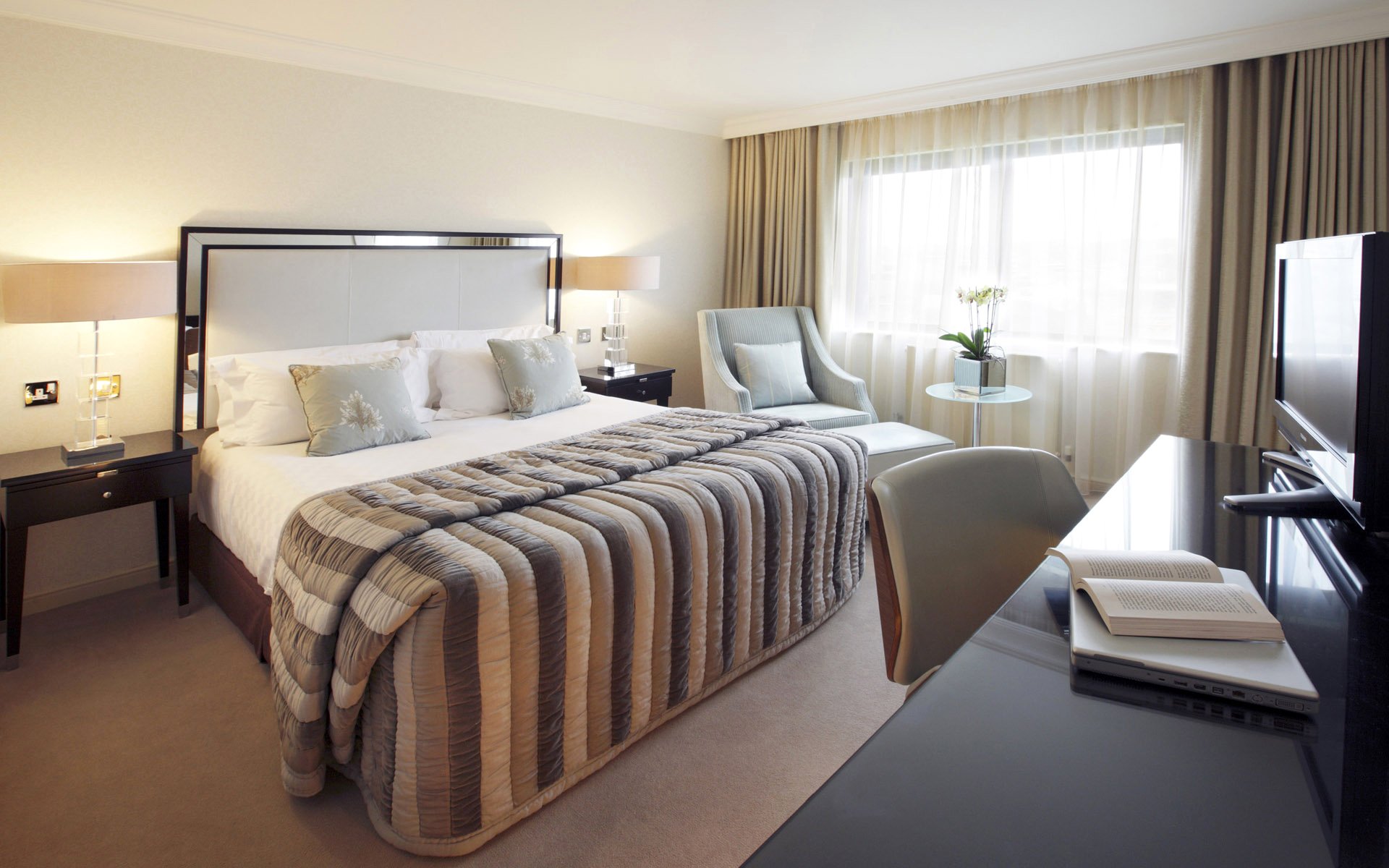 schlafzimmer bett kissen nachttisch fenster beistelltisch fernseher