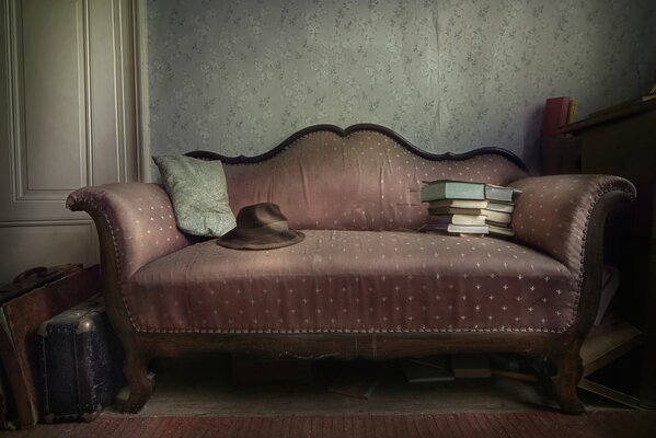 Altes Sofa mit altem Koffer