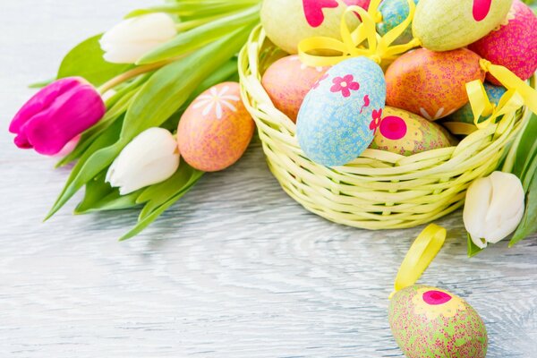 Bunte Tulpen und bunte Eier
