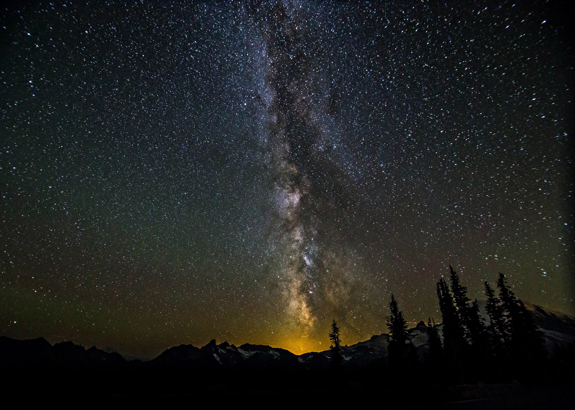 raum sterne nacht raum milchstraße bäume wald berge