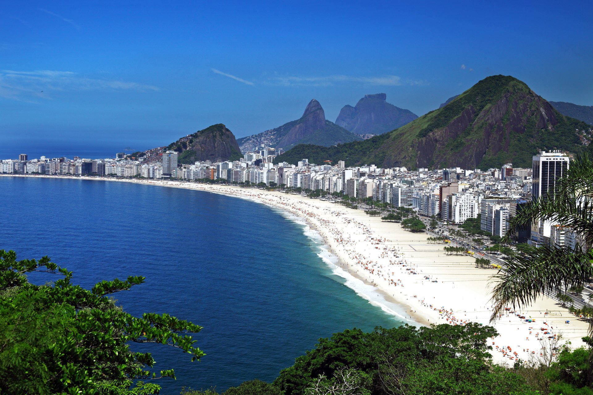 brasilien rio de janeiro rio de janeiro strand meer häuser küste berge himmel blau panorama draufsicht