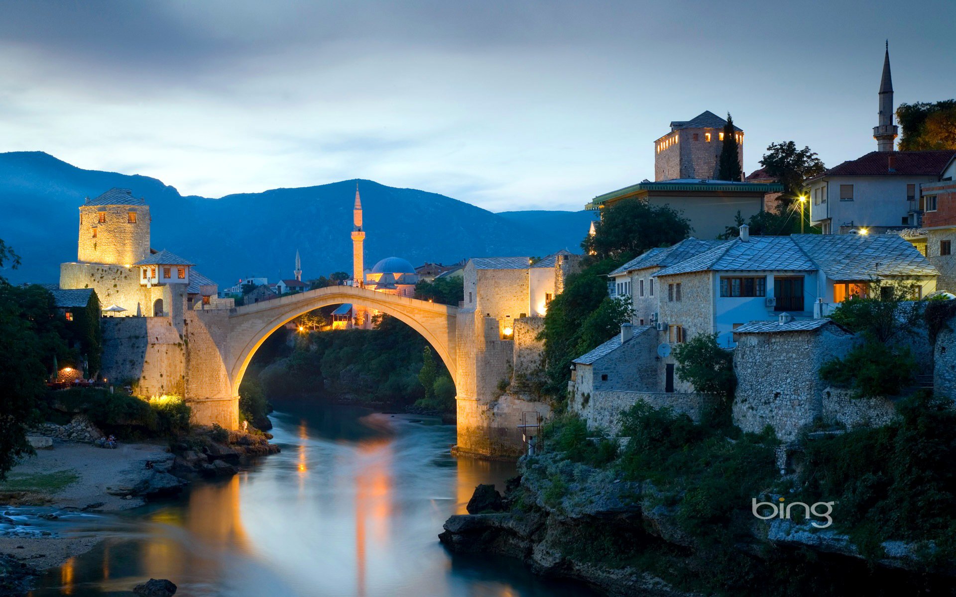 mostar bosnien und herzegowina himmel sonnenuntergang fluss brücke minarett häuser berge landschaft lichter