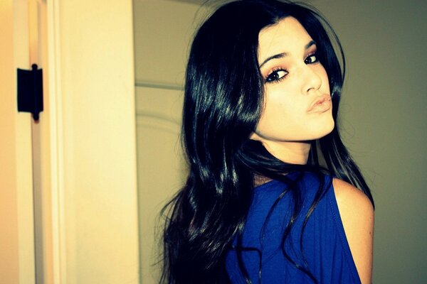 Schöne Brünette mit einem ausdrucksstarken Blick