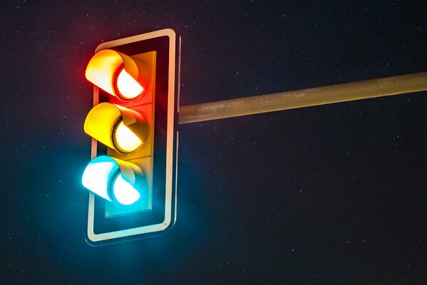 Die Ampel leuchtet in allen Farben in der Nacht