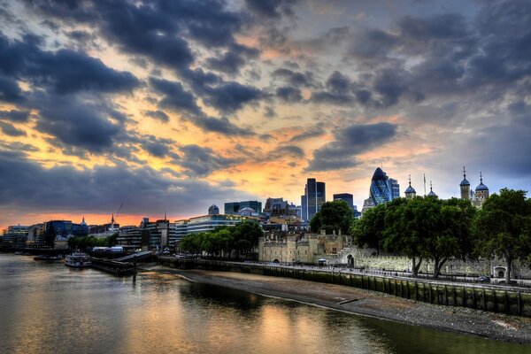 London schöner Sonnenuntergang über der kalten Themse