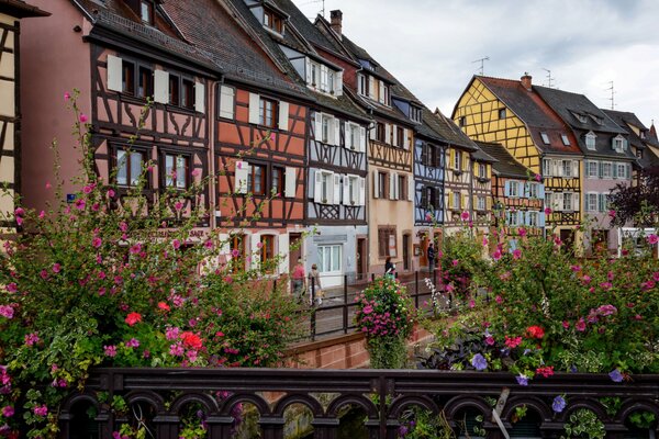 Düsteres Stadtbild Frankreichs