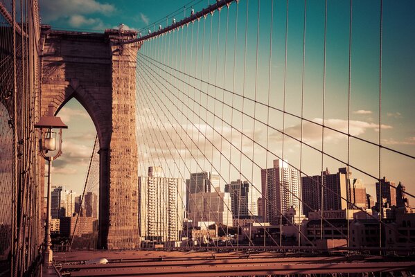 Brooklyn Bridge in New York vor dem Hintergrund vieler Gebäude