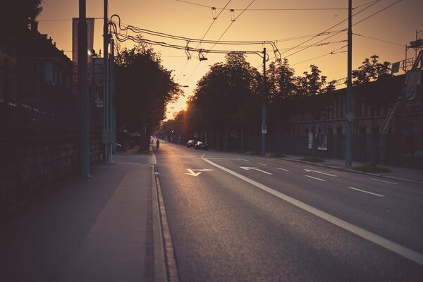 Schöner Abend Sonnenuntergang auf der Straße