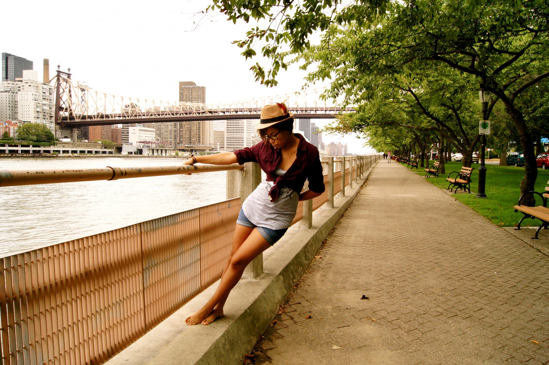 mädchen stadt fluss brücke