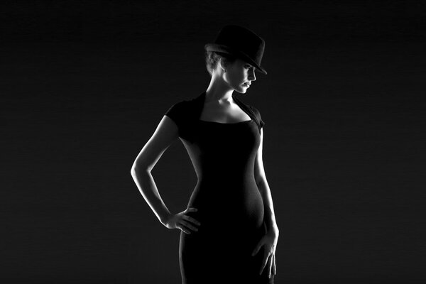 Schönes Modell auf einem schwarzweißen Foto