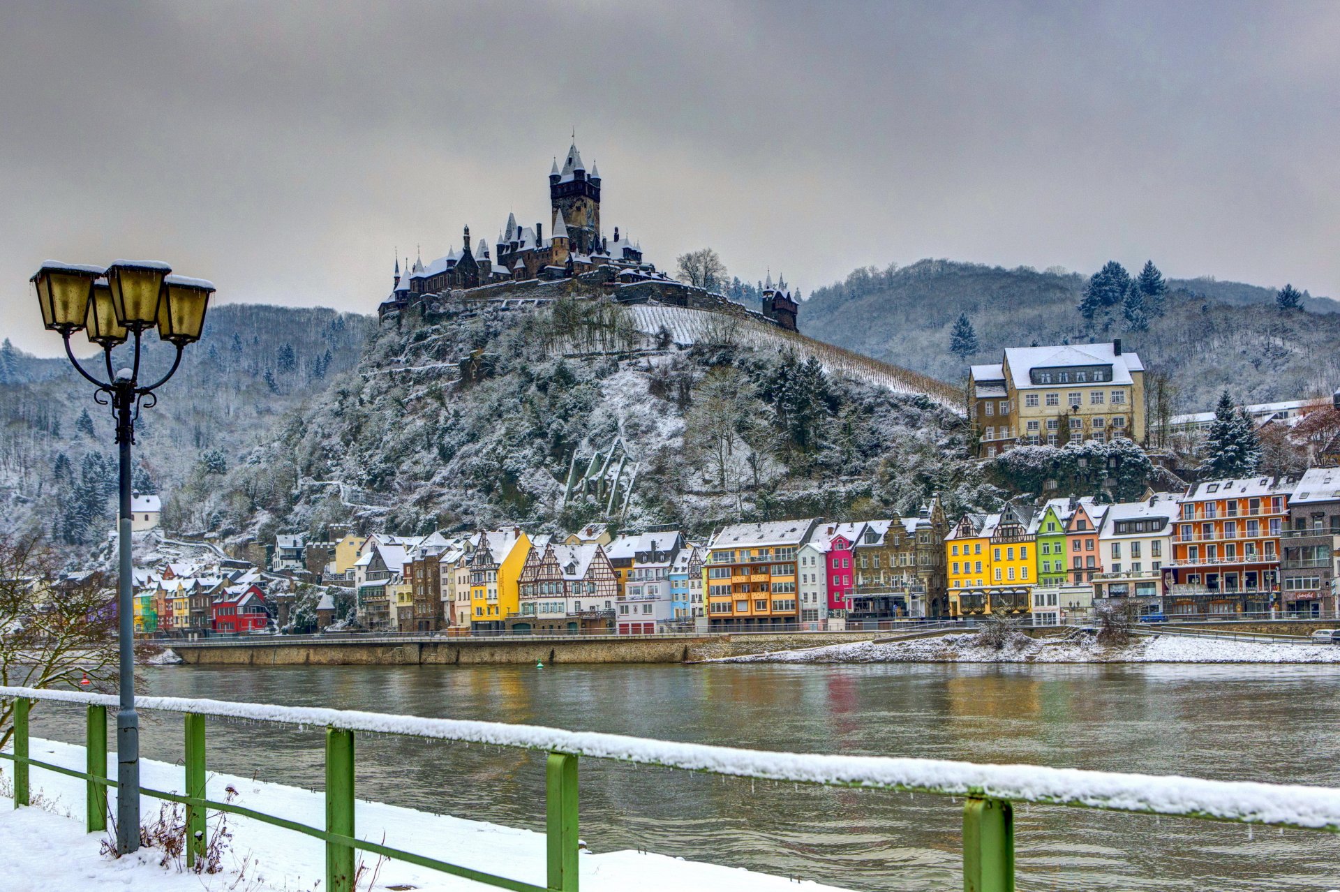 deutschland schloss festung winter häuser fluss cochem burg schnee laternen