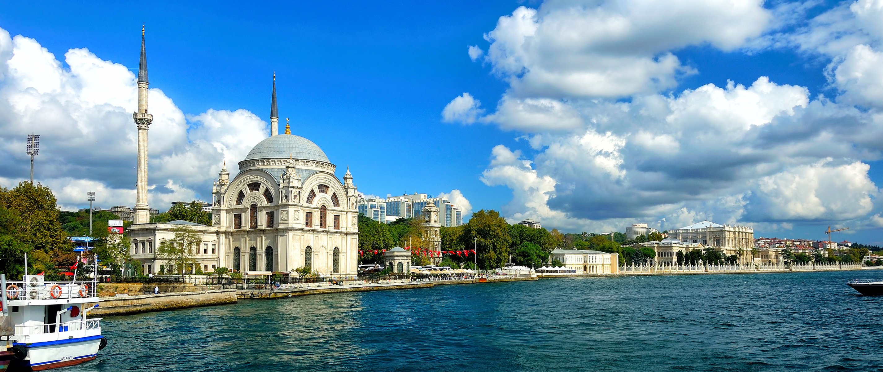schönes bosporus-meer dolmabahçe-moschee muslime istanbul türkei stadt landschaft natur schöner blick auf das bosporus-meer städte gebäude panorama