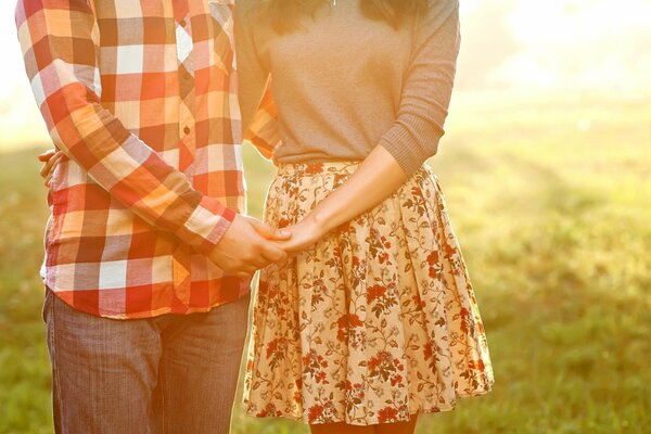 Liebespaar Händchenhalten vor dem Hintergrund der Natur