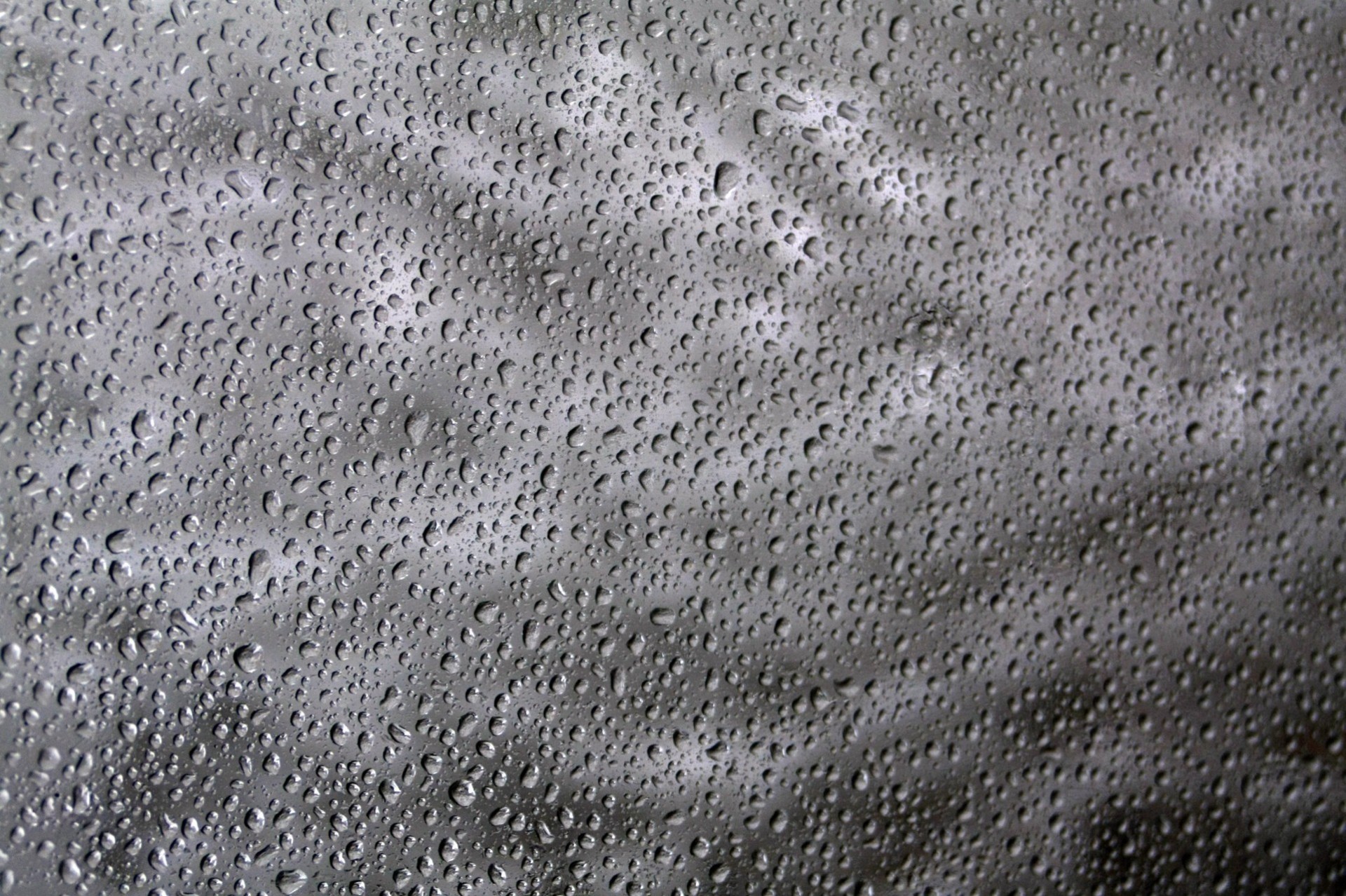 tropfen regen wasser fenster monochrom fällt