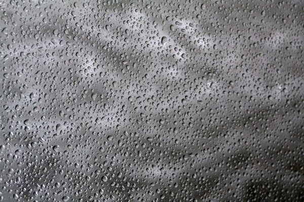 Regentropfen sind auf dem Glas eingefroren