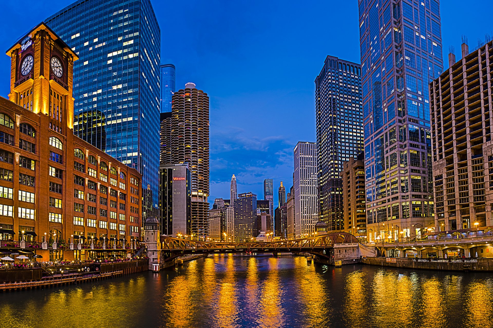 new eastside la salle street bridge chicago illinois usa stadt abend fluss brücke wolkenkratzer gebäude uhr zuhause beleuchtung