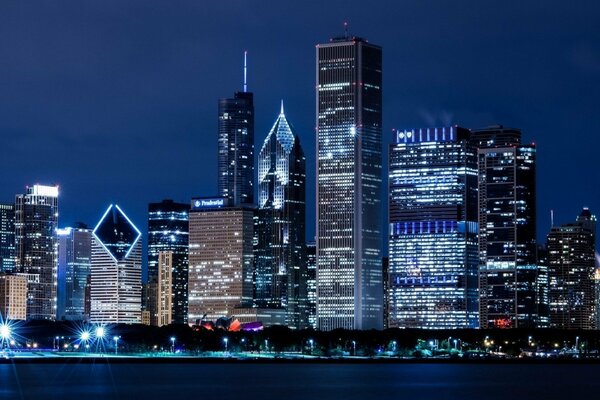 Nächtliches Chicago, Illinois