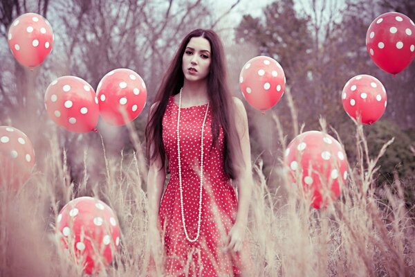 Ein Charmeur in einem Polka Dot-Kleid kostet ungefähr die gleichen Bälle