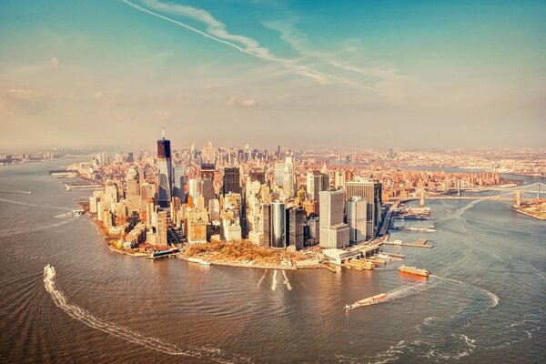 Schiffe auf dem Fluss um New York herum